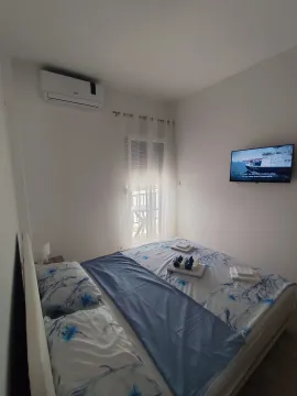 Svjetla i uredna spavaća soba sa bračnim krevetom, klima uređajem i televizorom. - image 4