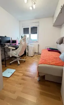 Manja spavaća soba sa krevetom, radnim stolom i računarom. - image 10