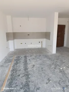 Prazna prostorija u izgradnji sa keramičkim pločicama na zidu predviđenoj za kuhinju. - image 3