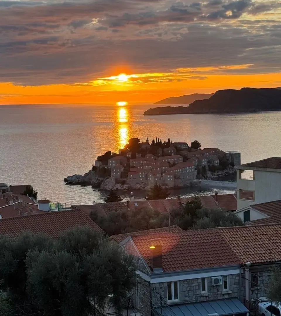 Sale, four bedroom apartment, 82m², Sveti Stefan, Budva