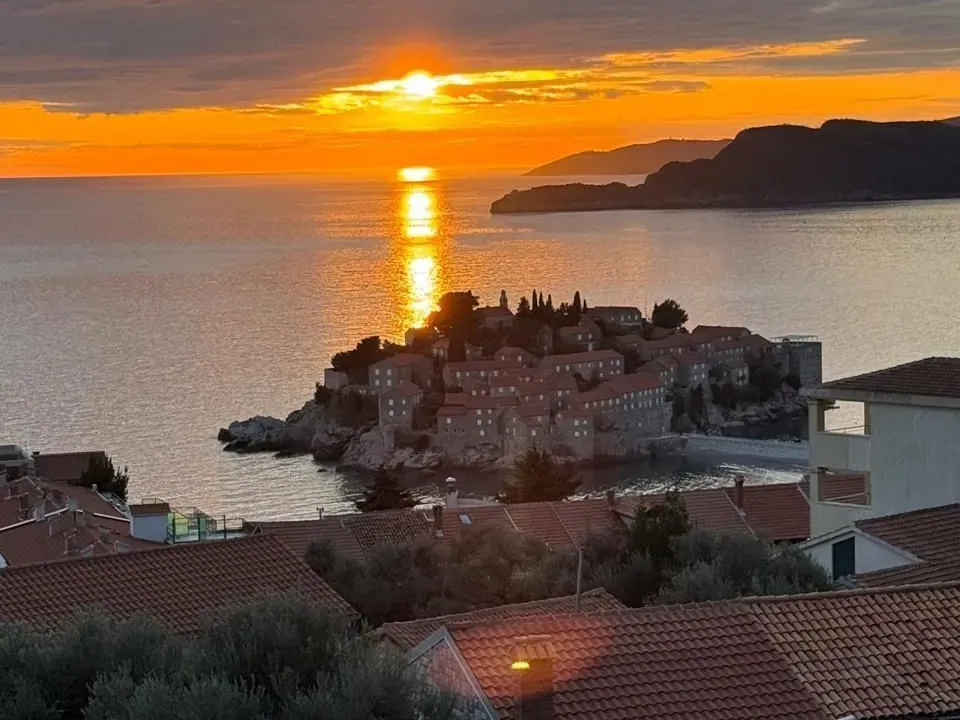 Prodaja, četvorosoban stan, 82m², Sveti Stefan, Budva