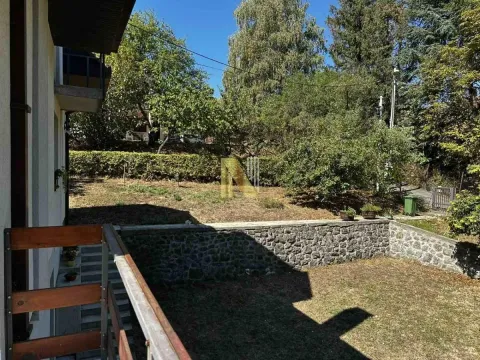 Pogled sa balkona na dvorište i zelene površine. - image 12