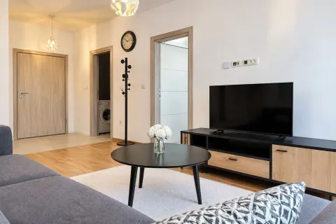 Dnevna soba sa garniturom, TV komodom i stočićem. - image 3