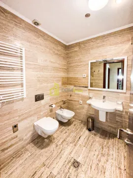 Kupatilo obloženo keramičkim pločicama sa umivaonikom, WC šoljom, bideom i ogledalom. - image 4