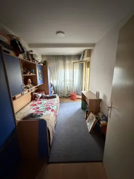 Manja spavaća soba sa krevetom i garderoberom, sa izlazom na terasu. - image 10