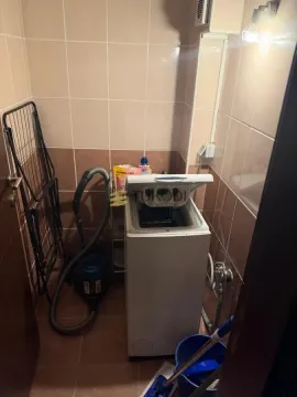 Kupatilo sa veš mašinom i keramičkim pločicama na zidovima. - image 5