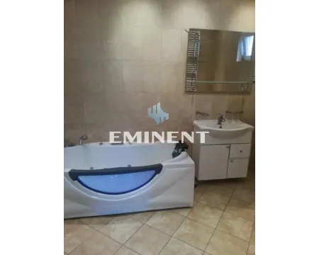 Bathroom equipped with a corner bathtub, washbasin, and mirror. - image 11