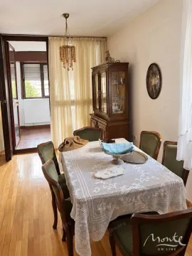 Trpezarija sa trpezarijskim stolom, stolicama i izlazom na terasu. - image 4