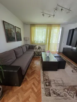 Dnevna soba sa garniturom, stočićem i TV komodom. - image 3
