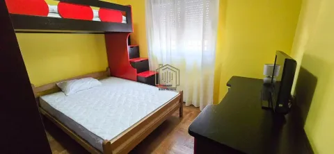 Dječja spavaća soba sa krevetom na sprat i radnim stolom. - image 11