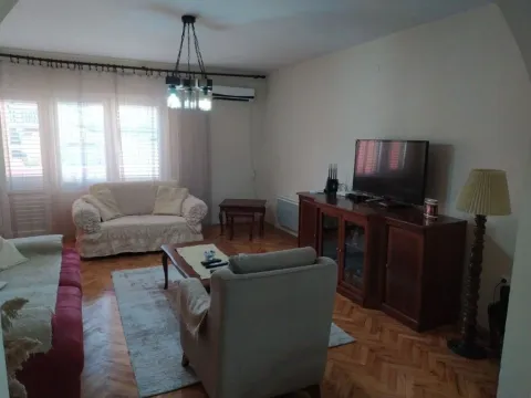 Izdavanje, kuća, 200m², Stari Aerodrom, Podgorica - image 9