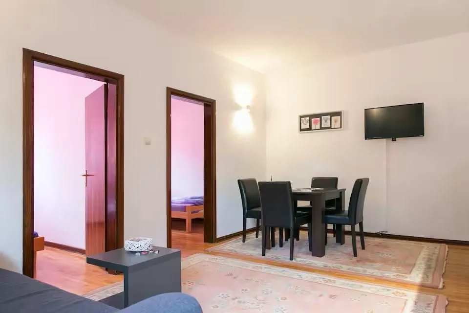 Izdavanje, dvosoban stan, 46m², Đeram Pijaca, Beograd