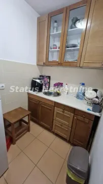 Manja kuhinja sa drvenim kuhinjskim elementima i radnom površinom. - image 5