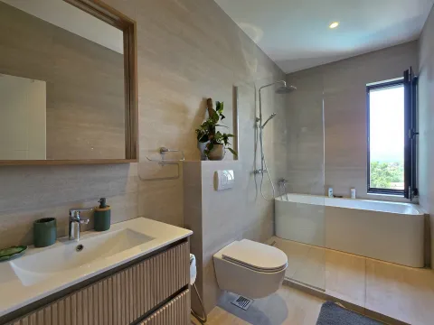 Moderne kupatilo sa umivaonikom, WC šoljom, kadom i tuš kabinom. - image 22