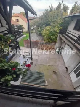 Pogled iz dvorišta na kuće i spoljne stepenice. - image 3