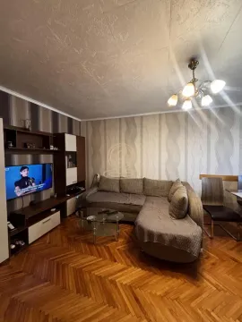 Dnevna soba sa ugaonom garniturom, televizorom i trpezarijskim stolom. - image 10