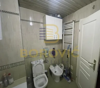Manje kupatilo sa pločicama, wc šoljom, bideom i zidnim ormarićem. - image 15