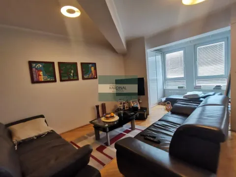 Prostrana dnevna soba sa garniturom za sedenje i stočićem. - image 7