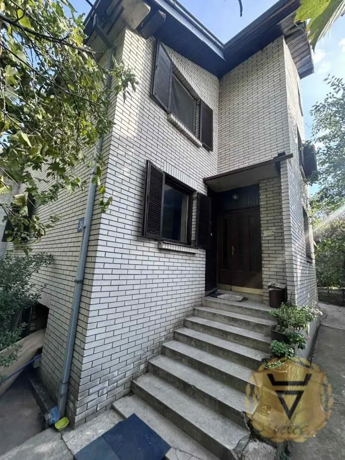 Izdavanje, kuća, 200m², Medaković Sve Podlokacije, Beograd