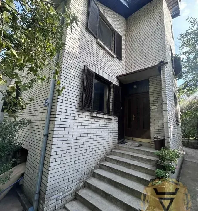 Izdavanje, kuća, 200m², Medaković Sve Podlokacije, Beograd