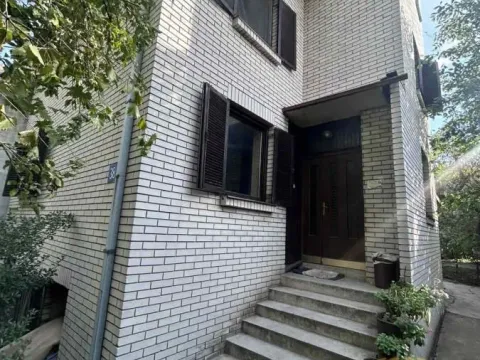 Rent, house, 200m², Medaković Sve Podlokacije, Beograd
