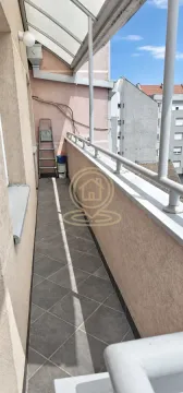 Dugi natkriveni balkon sa pločicama i metalnom ogradom. - image 20