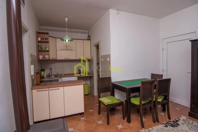 Izdavanje, kuća, 250m², Tološi, Podgorica