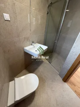 Moderno opremljeno kupatilo sa tuš kabinom. - image 9