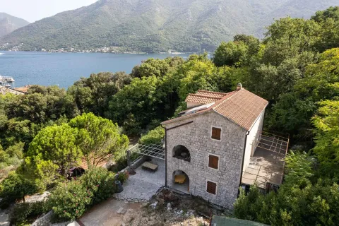 Pogled iz vazduha na kamenu kuću sa dvorištem i pogledom na more. - image 5