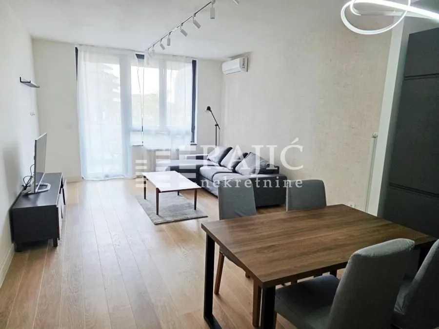 Living room with dining area and access to the terrace.