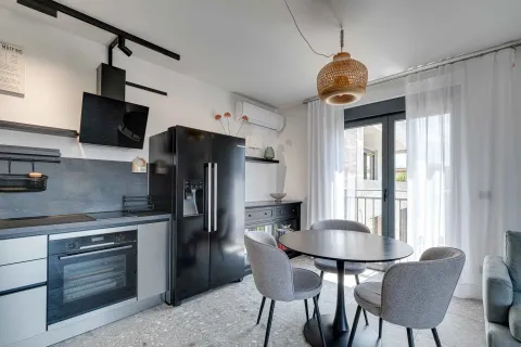 Moderna kuhinja sa trpezarijom i izlazom na terasu. - image 15