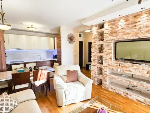 Izdavanje, dvosoban stan, 64m², City Kvart, Podgorica - image 1