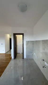 Nenamješten dio kuhinje sa keramičkim pločicama na zidu i podu. - image 6