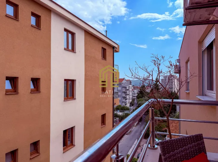 Pogled sa balkona na susjedne zgrade i ulicu.