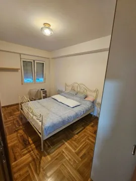 Spavaća soba sa bračnim krevetom, parketom i prozorom. - image 9