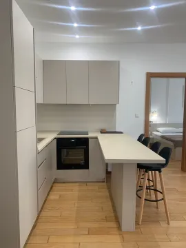 Moderna kuhinja sa šankom i trpezarijskim stolicama. - image 10