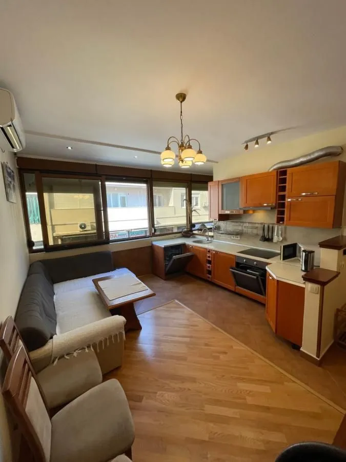 Izdavanje, dvosoban stan, 79m², Centar, Tivat
