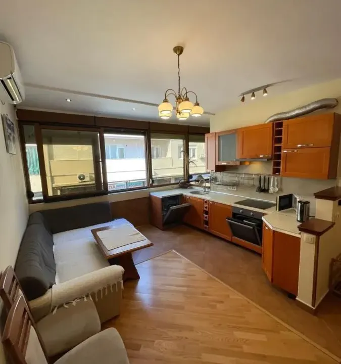 Izdavanje, dvosoban stan, 79m², Centar, Tivat