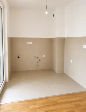 Nenamješten dio kuhinje sa keramičkim pločicama i priključcima za vodu i struju. - image 5