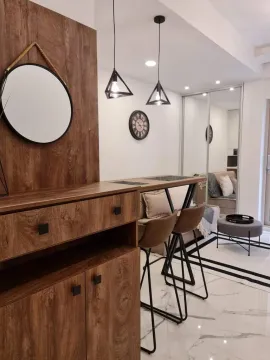 Dnevni boravak sa drvenim elementima, šankom i modernim osvjetljenjem. - image 4