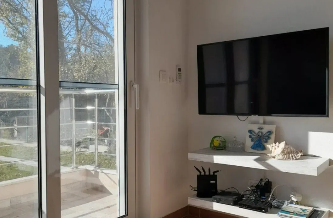 Izdavanje, jednosoban stan, 40m², Tivat, Crna Gora