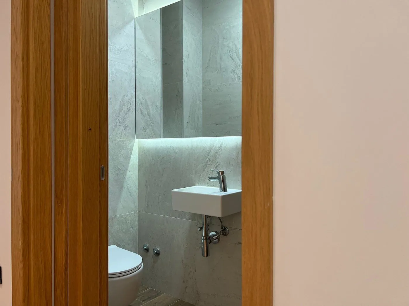 Sale, one bedroom apartment, 240m², Adamovićevo Naselje, Novi Sad Sve Podlokacije