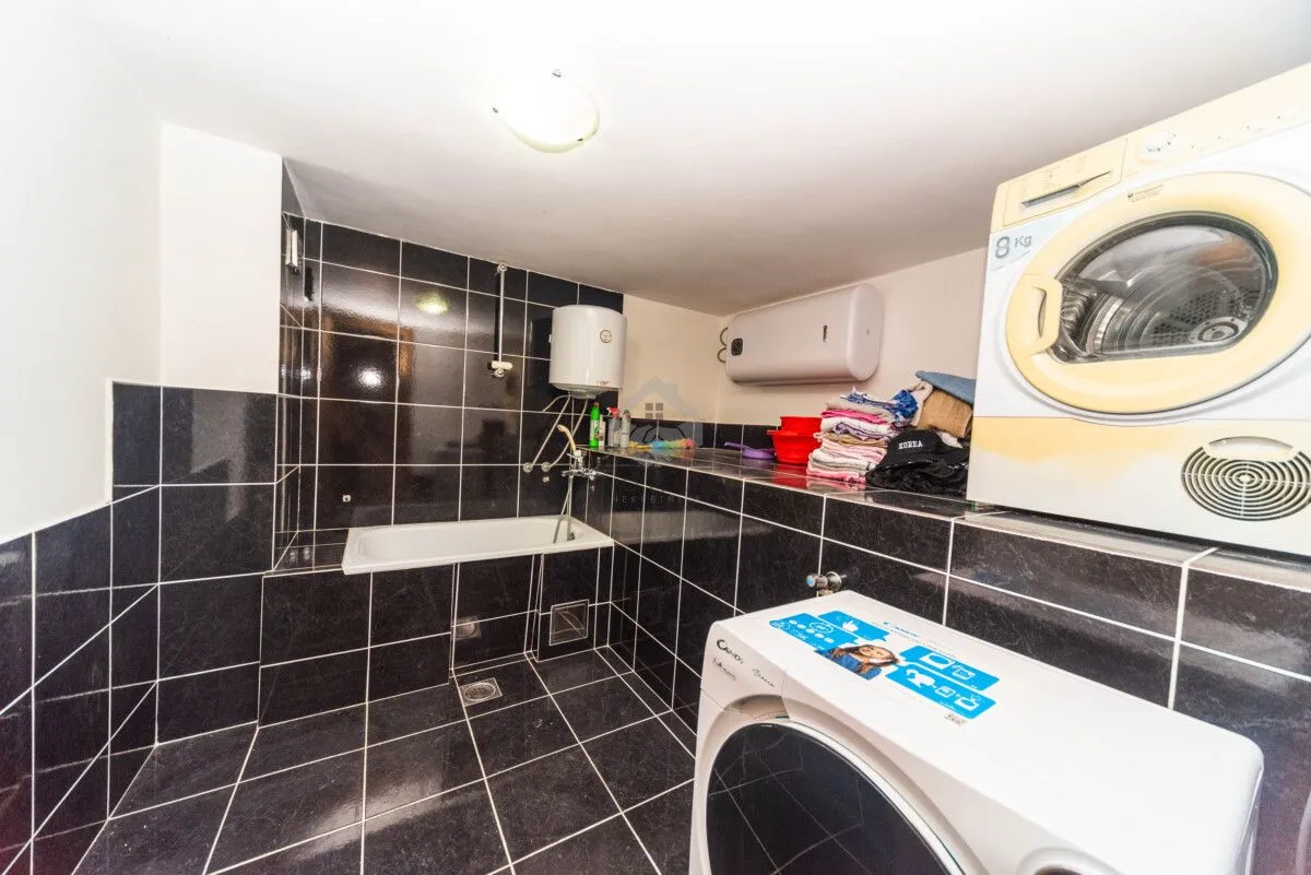 Rent, house, 280m², Gorica C, Podgorica
