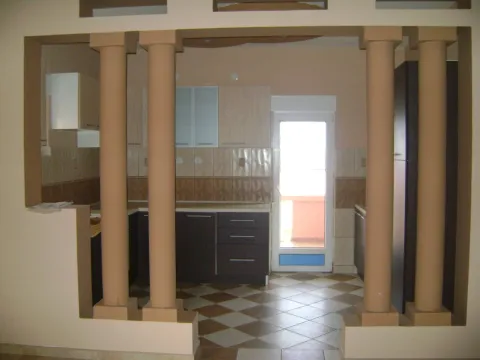Kitchen with decorative pillars and tiles. - image 4