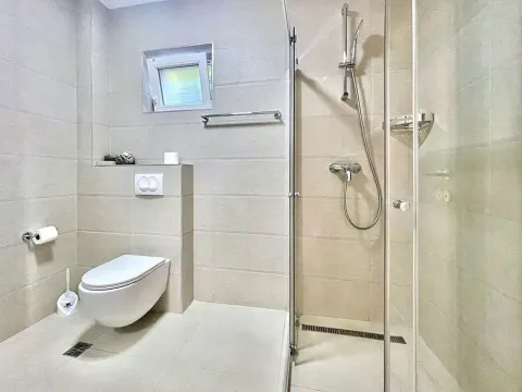 Moderno opremljeno kupatilo sa tuš kabinom i ugradnom šoljom. - image 4