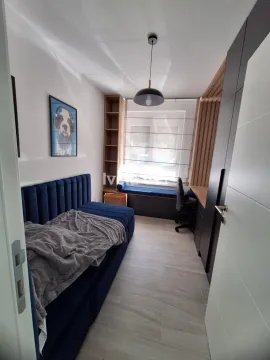Manja spavaća soba sa krevetom na razvlačenje i radnim stolom. - image 5