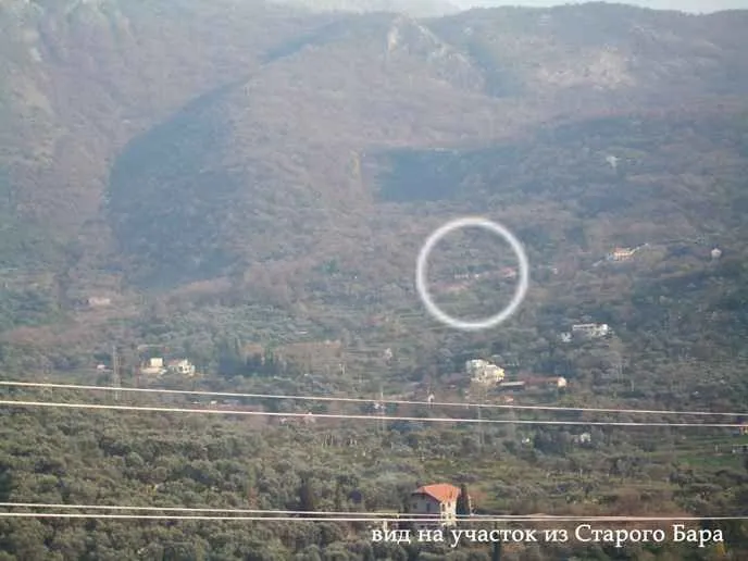Pogled na okolni pejzaž i brda sa označenom lokacijom nekretnine.