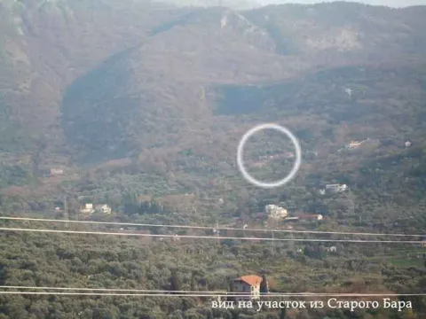 Pogled na okolni pejzaž i brda sa označenom lokacijom nekretnine. - image 4