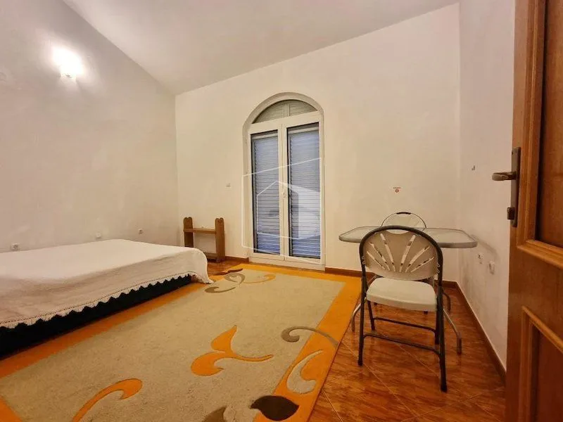 Izdavanje, kuća, 400m², Zlatica, Podgorica