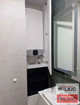 Kupatilo sa umivaonikom, ogledalom i bojlerom u ormariću. - image 7